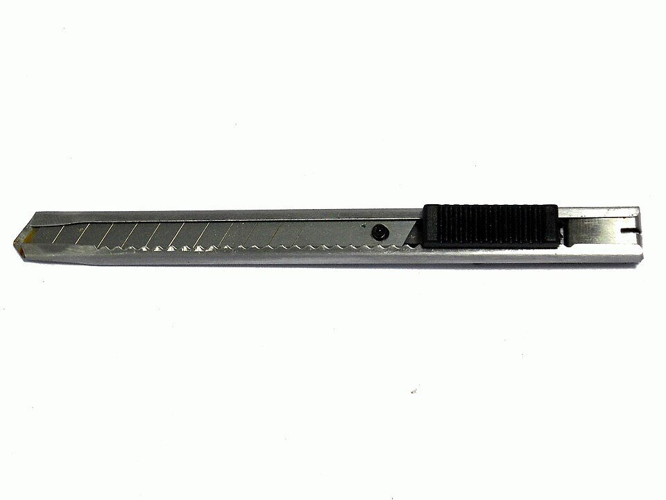 Slim 9 mm snap-off cutter